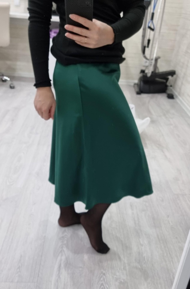 Мне очень понравилась юбка. Не мнется и удобно, что на резиночке. На российский 44 подошла xs. На свой рост 150 взяла 160, село хорошо, ниже колена см на 15. Цвет не изумрудный, как мне кажется, а чисто зелёный. Выкупила. Даже закажу ещё в другом цвете