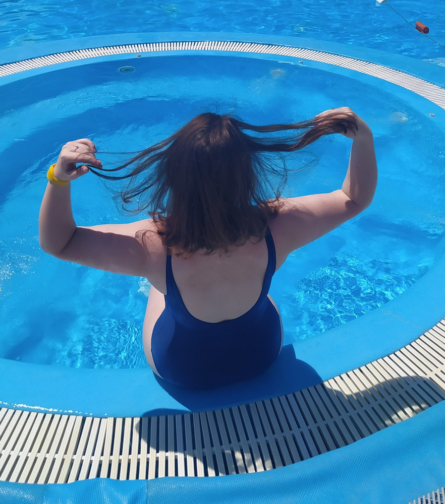 Это мой первый опыт ношения закрытого купальника, решила поделиться впечатлениями
Плюсы
- по размеру всë хорошо
- удобный
- приятный цвет 
- адекватная цена
Минусы:
- была в аквапарке и образовались катышки. Каталась на попе и пузе) 
- нет подкладок под грудь, пришлось самой пришивать
- пока от номера дошла до пляжа вспотел  живот и грудь, неприятно. 
Купила чисто на раз сгонять на море, надеюсь похудеть до прошлогоднего купальника) А если вы, как я, всë время ходили в раздельном купальнике, то лучше не берите закрытый (чисто моё мнение). Вот для бассейна хорошо, наверное)