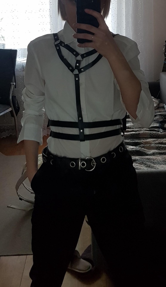 портупея очень универсальная, поэтому подходит ко всему! материал понравился: плотные ремни и прочные пряжки. регулируется тоже удобно. 
модель очень удачная! на рубашке выглядит как дерзкий аксессуар, а на белье сексуально. 
продавец в пакет положил купон на скидку. спасибо!