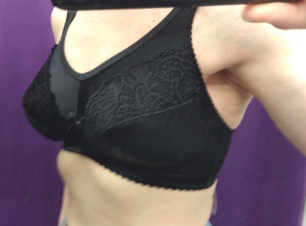 Хороший. Чашка большемерит, обычно беру 75Е, заказала его кремовый и 75Д черный. Утонула в Е, а протез просто болтался.Мри параметры ОГ 98 см, ОПГ 78 см.