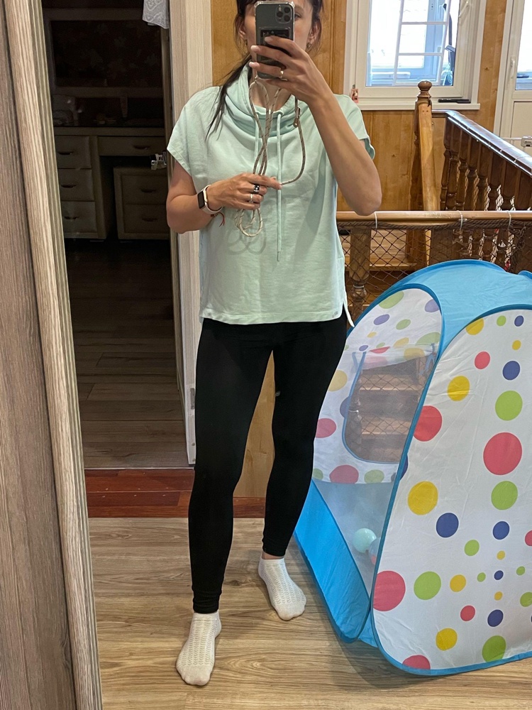 Отличные лосины. Ношу 44 р, но взяла 42. Не просвечиваются, высокая посадка, хорошо сидят . В них очень удобно и комфортно. 