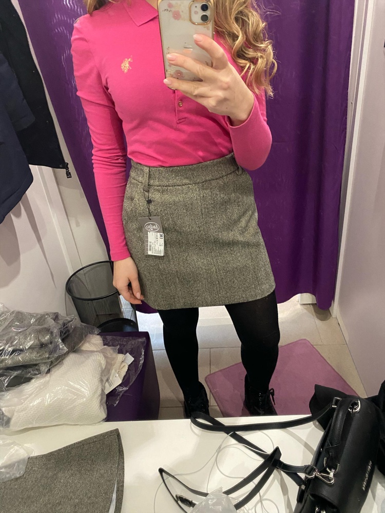 Очень странно пришла юбка, заказывала двух цветов, серого и бежевого, пришли две серые, хотя на ценнике написано на одном серый цвет, а на другом бежевый. 