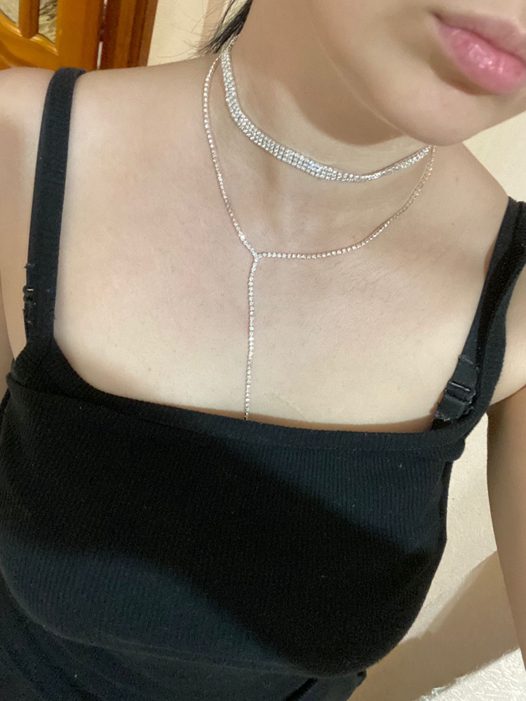 чокер блестящий , очень красиво и элегантно смотрится