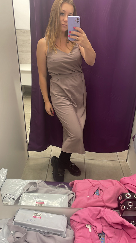 Заказала 2 платья разных цветов.На сером платье ремень оказался не пришит,и вообще как будто другого качество платье.Взяла коричневое.Вооьще платье очень понравилось,увидела у подруги,у неё уже коллекция в разных цветах)очень женственное.Даже на низкий рост смотрится отлично.Взяла М чтобы было свободное,рост 158