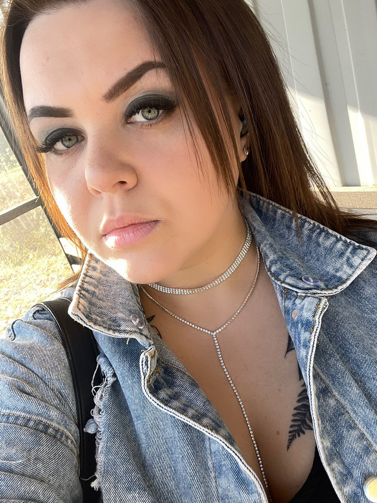 Очень красивое украшение! Как оно переливается, просто нет слов).Доставка во время и без повреждений ! Рекомендую