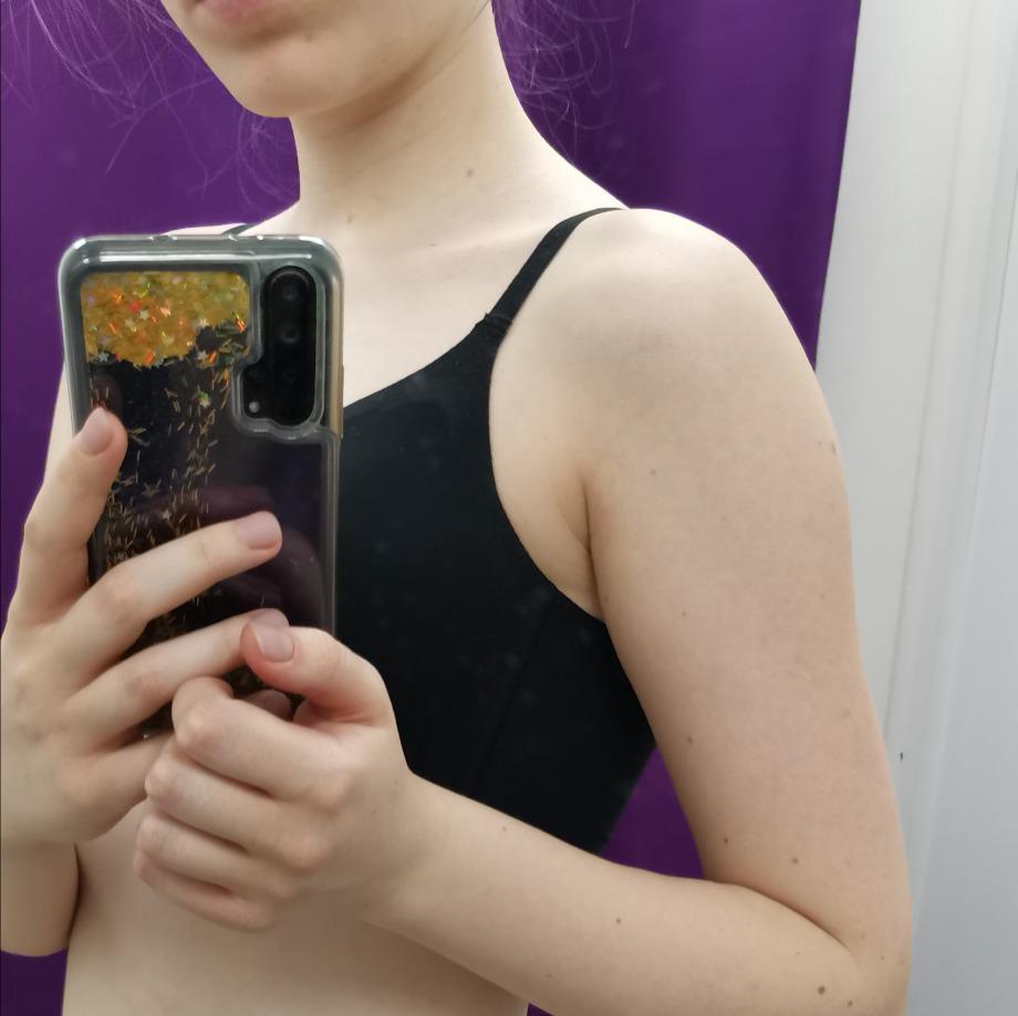 Очень удобный лифчик. В отзывах читала, что его вообще не чувствуешь на теле, и это правда так О_О На большую грудь не подойдёт, т.к. он особо не подддерживает, а только приплющивает, но на маленькую супер удобно. Люблю посвободнее, так что обычно ношу 75А. По этой же причине сначала хотела взять размер М, но он всё-таки на несколько миллиметров больше в высоту, чем S, что мне показалось не очень удобным в районе подмышек. В отличие от моего телесного лифчика другой фирмы, верх этого находится ниже, поэтому его можно носить со многим, что я из-за этой проблемы не надевала раньше) на первых двух фото сравнение S и М (сначала М), дальше - вещи, из-под которых не вылезает этот лифчик, в отличие от прежнего