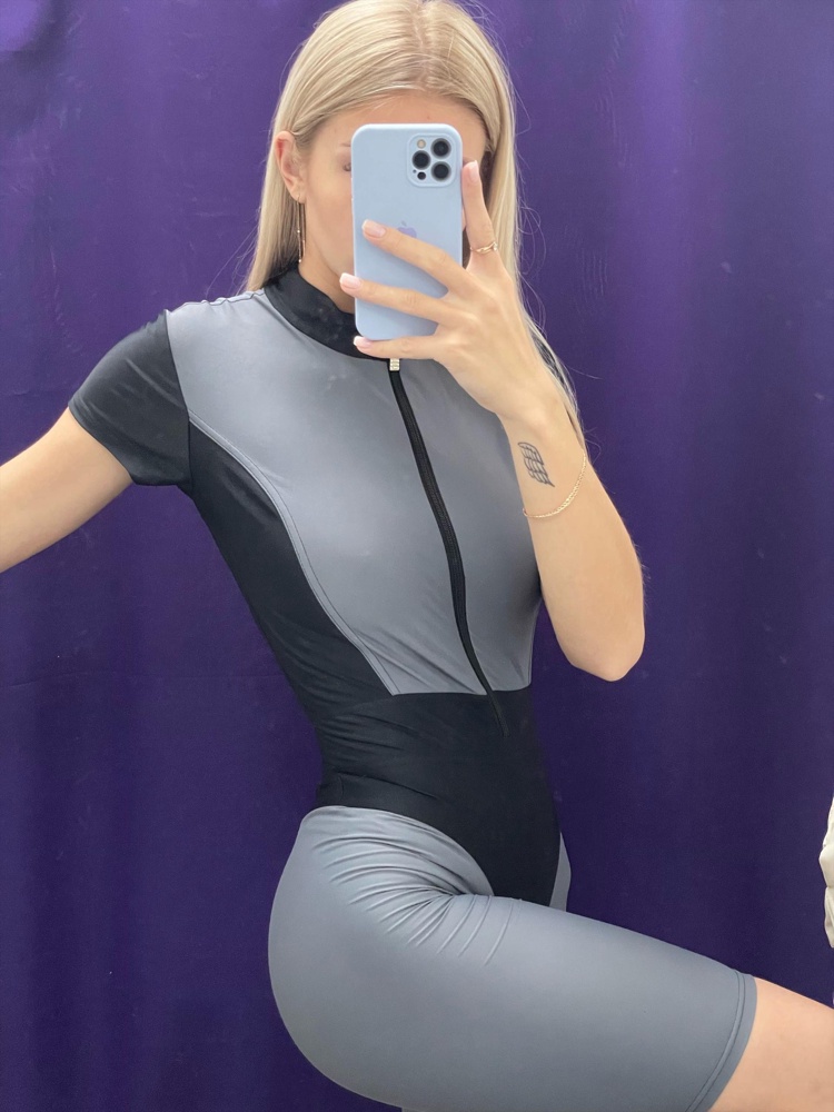 Цвет различается,ткань тонкая очень,швы не красивые,на троечку (( чувствую себя в этом костюме,как в костюме для дайвинга,к сожалению отказ….