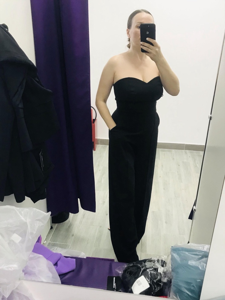 Дорогие барышни, перед вами лучший комбез за такие смешные деньги . Это вам говорит человек, перемеривший 6 разных видов комбинезонов 😂. Несмотря на то, что пришлось укоротить длину ( 200 рублей ) , пришить лямки ( 250 рублей ) , потому что не хотелось ,чтобы грудь прыгала вместе со мной на свадьбе)) и ещё мне приспичило чуть расшить штанины(сделать их открытыми ) , это 500 рублей .  Хочу отметить качество ткани и пошив , на твёрдую 5 !!! На 1 фото - как пришёл, на 2 фото переделанный вариант .