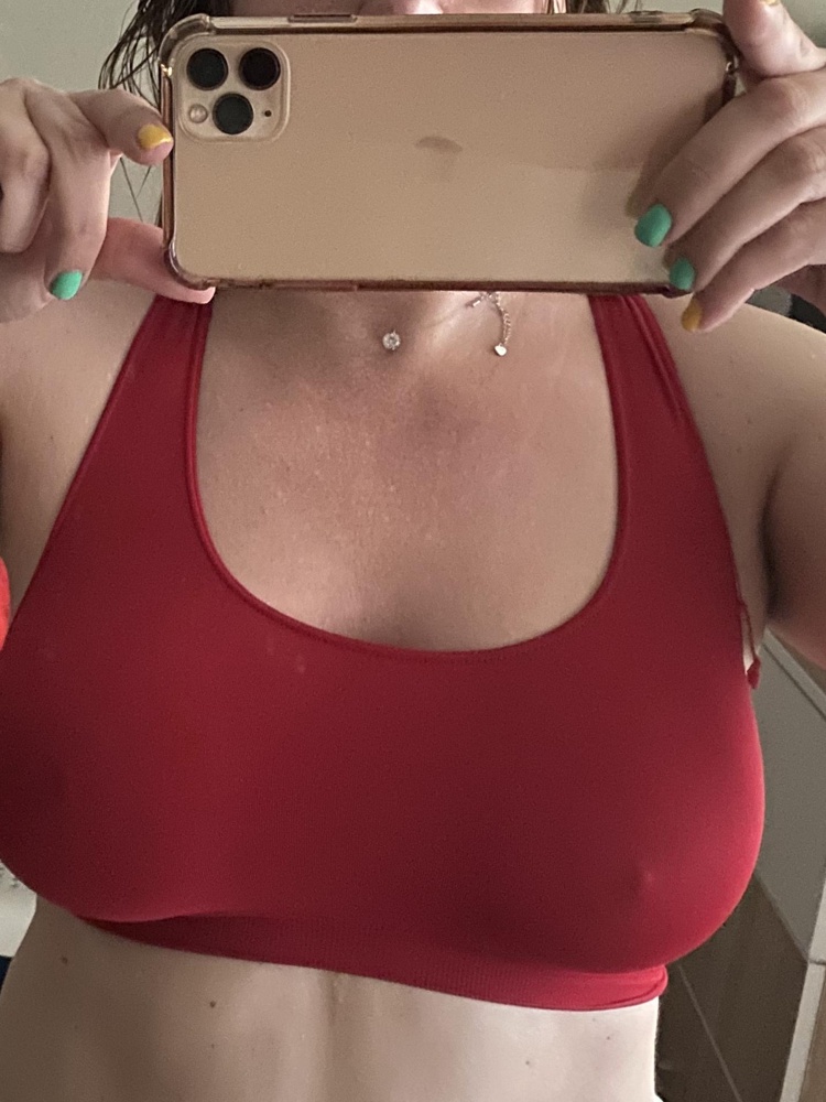 На 430₽ вообще не тянет, от слова совсем! Тонкий и нитки торчат! Размер подошёл, ОБ 98