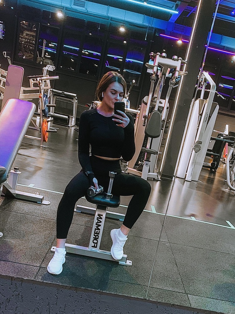 Костюм вообще супер, идеально подошёл, прям размер в размер, от покупки в восторге, хожу в тренажёрку с огромным удовольствием и восторгом от себя😍