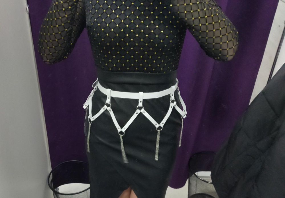 Классный пояс, расстроило то что нужно одевать через верх или низ, просто как пояс не расходится(