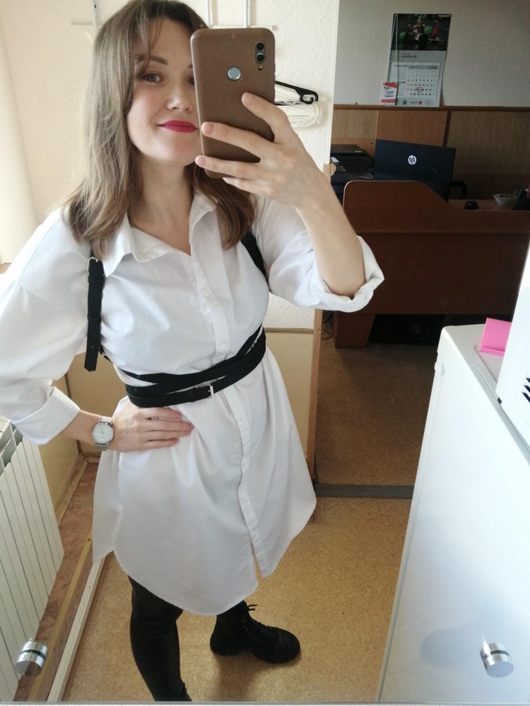 Портупея шикарная! Девочки, берите, не пожалеете! Рубашка была в мелких черных частичках от портупеи, я ее протирала 2 раза мокрой тряпкой, как и советовали. Она еще немного сыпется, но от этого менее шикарной не стала)