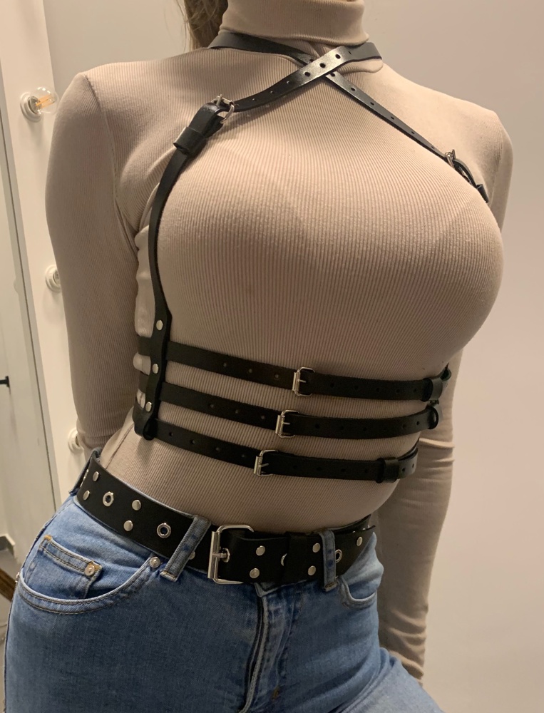 Портупея просто отличная, регулировка шик, тут пишут про размер на последнюю дырочку), но вряд-ли кто-то догадывается про наличие таких крутых регулировок(верхние лямки) еще она трансформер, только тссс😜никому))) фурнитура понравилась) все качественно, мастеру Суфьяну  спасибо) 