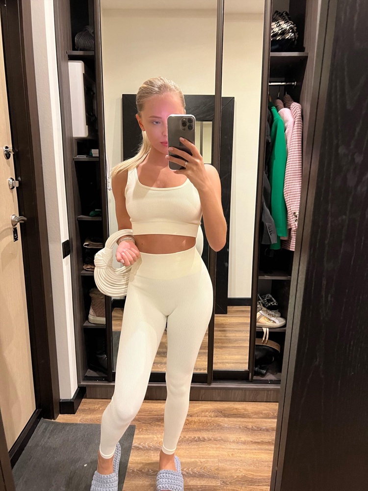 Не могла понять по отзывам, что может быть необычного в ткани этого костюма. Заказала леггинсы с топом, я безумно приятно удивлена. Он точно стоит своих денег!