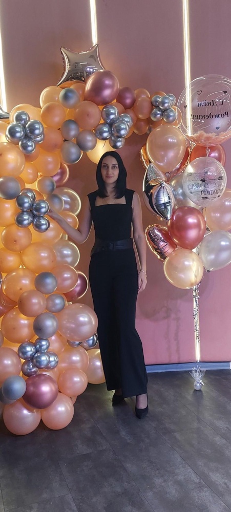 Комбинезон просто шикарный. Сидит по фигуре просто идеально. Ткань плотненькая , но сейчас сходить на мероприятие самое то. Стоит своих денег , я бы и дороже купила. Спасибо производителю.