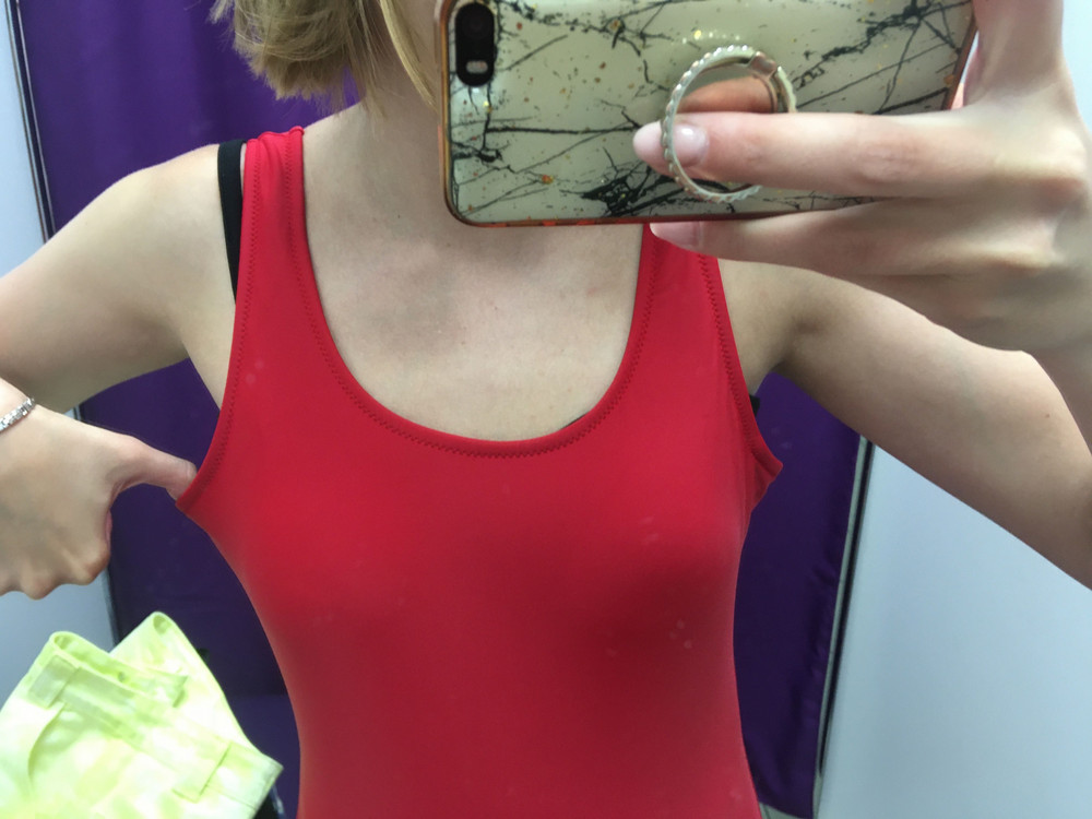 Странный крой,то ли большемерит, то ли так пошили