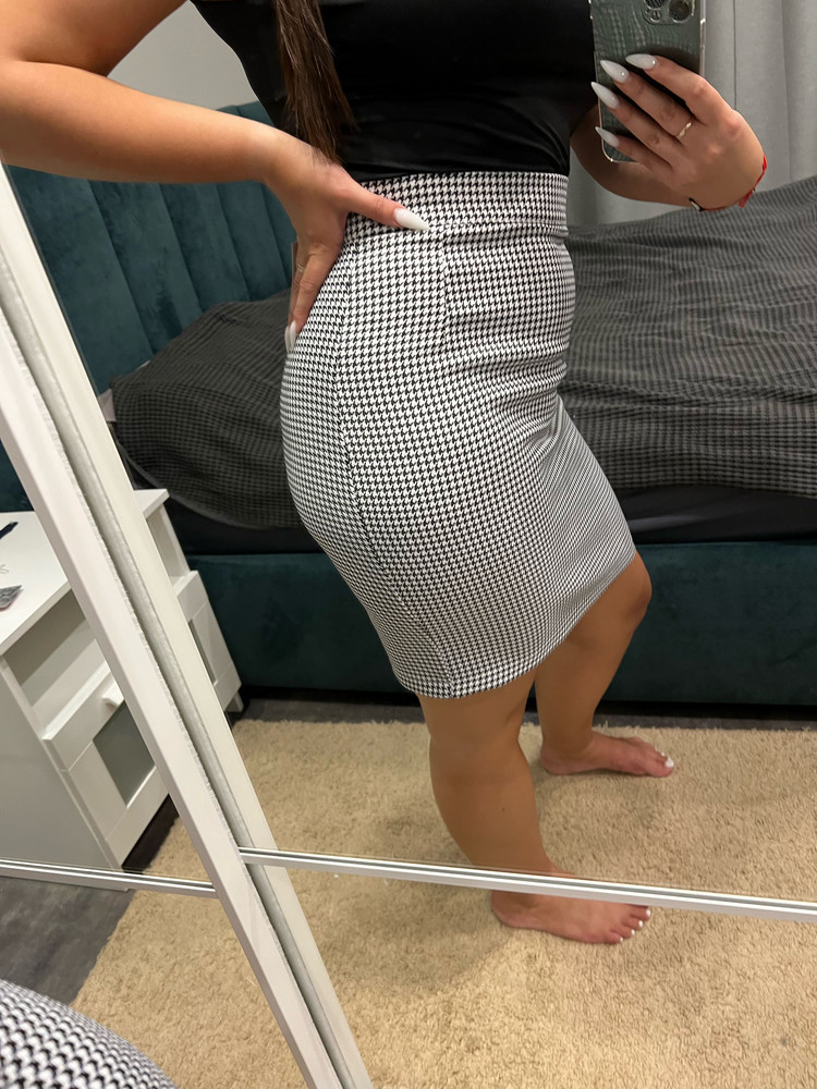 Классическая юбка гусиная лапка, материал классный, без подклада - очень удачный фасон! Размер в размер. Мой рост 160