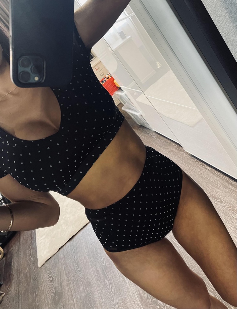 Обычный купальник, ничего особенного, сшит нормально, ткань так себе. 3000 явно не стоит, красная цена 1200! Взяла тк нужен был скромный наряд для купания. Размер s, мои параметры(90/62/88), можно было взять и xs,  тк ткань сильно тянется. Есть вкладыши 