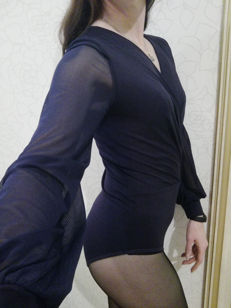 Довольна покупкой! Ткань - очень нежная, сеточка на рукавах тоже очень приятная. Застежки не натирают. Швы выполнены отлично. Боди действительно и на праздник, и для повседневной носки. Вырез на груди аккуратный, ничего лишнего не показывает. 