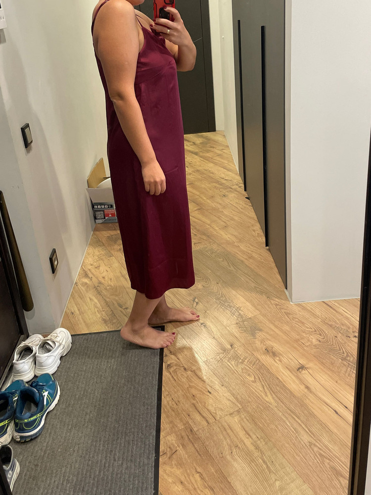 Выглядит хорошо, на первый взгляд швы ровные. Нужно отгладить. На рост 160см ростовка 165-175 - то что надо, чуть ниже середины икры. Размер xl (50) только на 48. Обхват груди 98см - без запаса на пушап. На мой взгляд маломерит, если хотите больше свободы нужно взять на размер больше. Цвет очень красивый в жизни 😍 забрала этот размер, так как в процессе похудения «навырост».