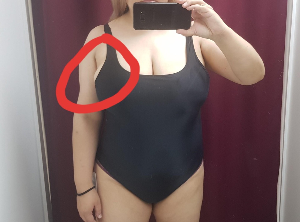 Купаник не понравился,на фото видно,что он не держит груди, одна рука поднята по этому не видно с этой стороны,я обвела кружочком и видно что грудь вышла с боку. Лямки тоже не очень, не выдержат такие груди,тонкие слишком. Короче все равно что купаться в майке с тонкими лямками)))