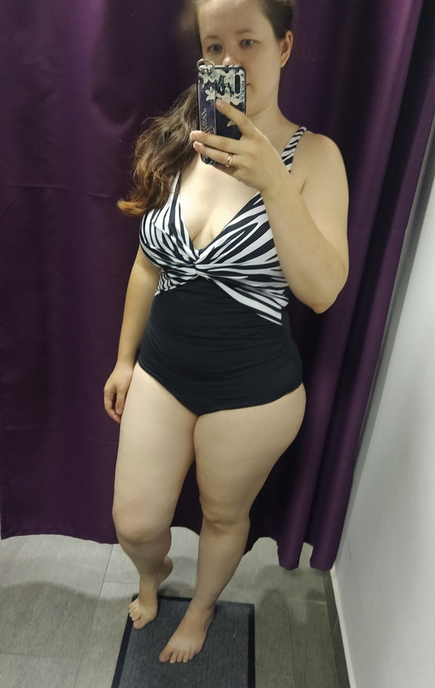 Купила эту модель. Переменила кучу вариантов. Этот просто идеальный. Сшит хорошо. Визуально стройнит фигуру, скрывает несовершенства и даже подтягивает. Хоть и цена кусается, но он того стоит. ☺️
Мои параметры: Верх 85С, низ 52