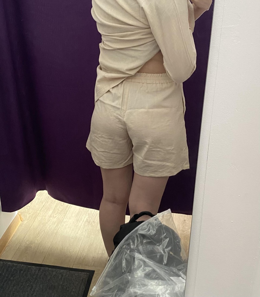 Не обратила внимания, что рукав короткий. Считаю дороговато. Шорты просвечивают, чисто домашний вариант. Шорты на рост 166 короткие.