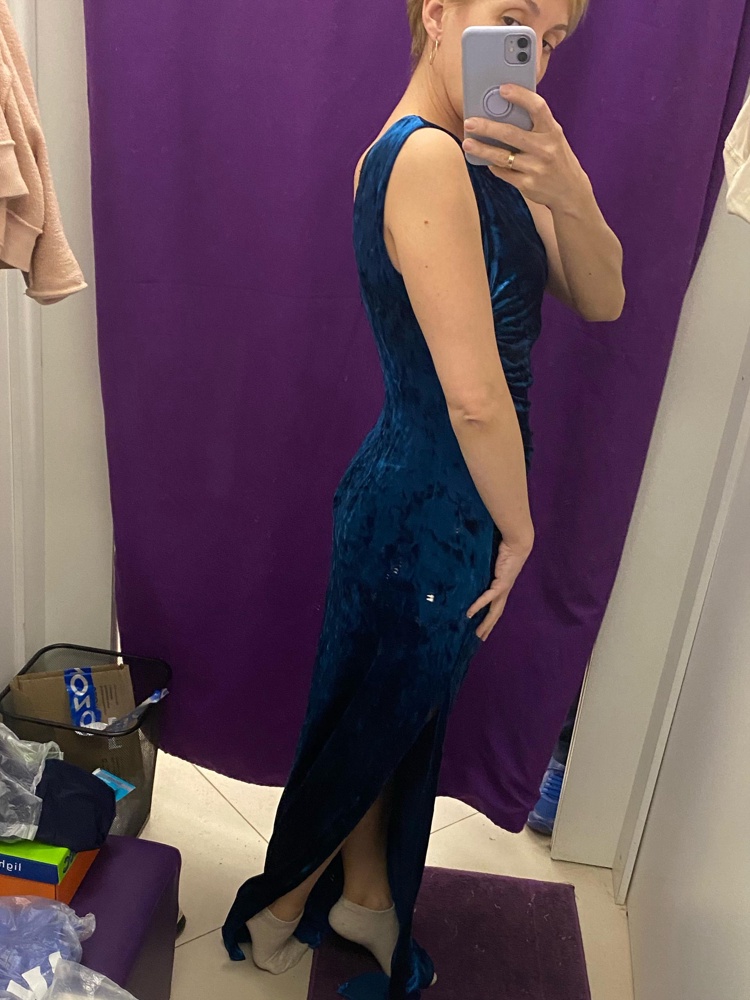 Чудесное платье, нарядное. Приятное, подчеркивает достоинства ... но пришло повреждённое. Прожжённые следы-непонятно от чего. Странно 🤷‍♀️ (см.фото 1)  перезакажу в другом цвете. Спасибо производителю, классное платье. 