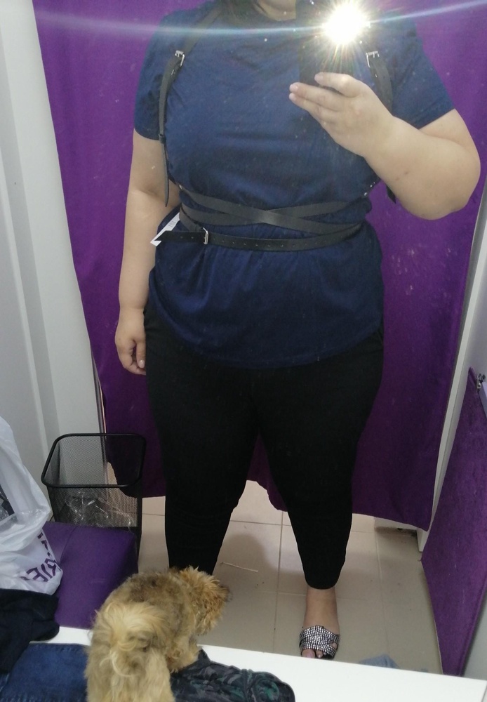 Качество отличное. Смотрится здорово. Брала самый большой размер. Ог 120. Застегивается на три последних дырочки. Её ещё можно немного по другому застегнуть.