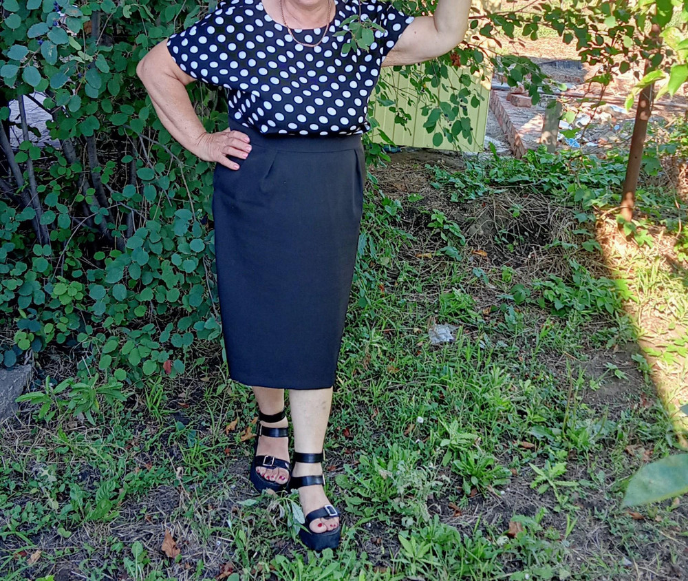 Шик платье !В нем чувствуешь себя КОРОЛЕВОЙ !!!!На фото совсем не то .вживую лучше.Стройнит ,яркое , парадное.На объем груди 110 ,объем талии 100,объем бедер 110 хорошо сел размер 54 .Поэтому платье маломерит на размер ,обычно ношу 52.Берите ,прекрасное платье ,снимать его даже не хочется