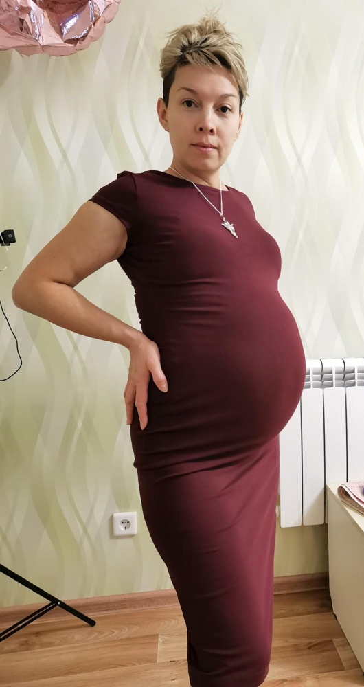 Платье полностью соответствует описанию, качество супер, достаточно плотная ткань (трикотаж), не прозрачная. На мой животик налезло хорошо, надеюсь ткань не вытянется. Размер соответствует. На рост 160 чуть ниже колена. За такую цену ну очень "вкусненькое" платье👍 Закажу ещё в другом цвете) Рекомендую!