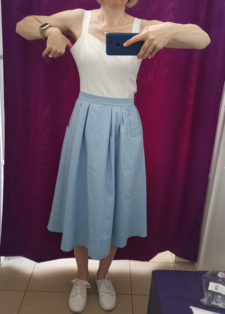 Было возложено много ожиданий на данный топ. Но... По таблице мне подошёл 46 размер. Заказала на всякий случай и 44. В итоге, в 46-м просто утонула. Да и 44 ( в нем на фото) не порадовал, особенно в области подмышек. Можно было, конечно, выкупить. Но топ этого размера был в черных грязных пятнах.