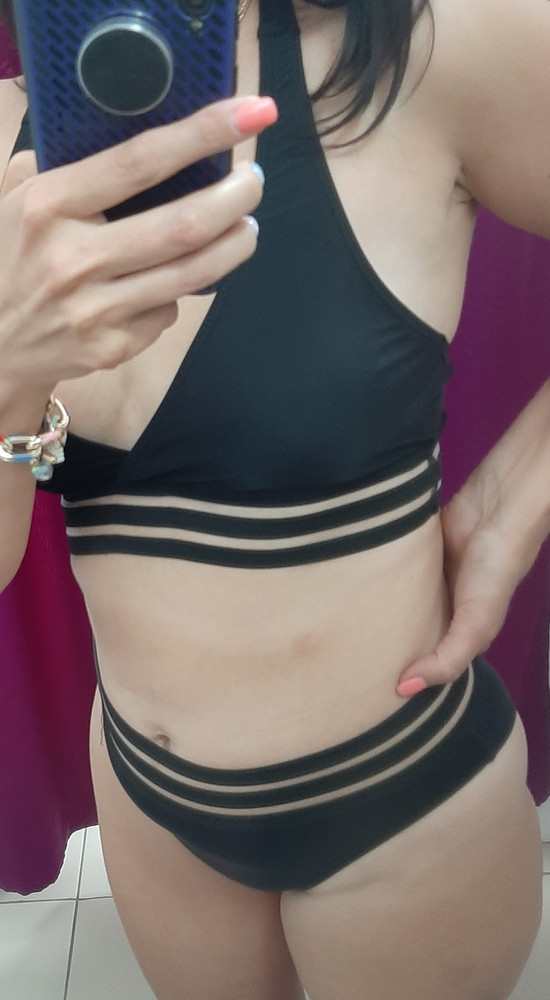 Качество нормальное, ткань двойная.Плавки высокие, с широким боками и  поэтому и перед и зад довольно закрыты. Размер S соответствует 44 р , может даже на 46 пойдет , если грудь маленькая. В бюсте круглые маленькие  паралоновые вставки