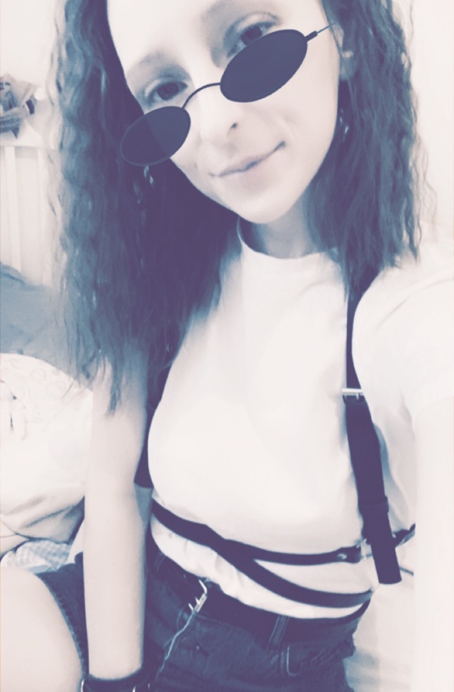 Заказала,а после прочтения отзывов о том что это не кожа расстроилась… Получила  заказ и была приятно удивлена 🥰Девочки это кожа, просто с изнанки покрытие такое видимо чтобы белые вещи не пачкало, даже по запаху кожа. Очень нравится как смотрится, позже заказала ещё ремешки и браслеты😌