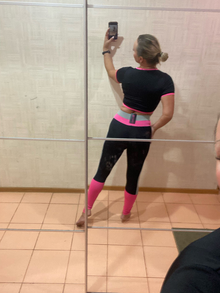 В связи с предыдущими отзывами, на свой  46 рискнула и взять M (42-44), т.к. люблю чтобы одежда плотно сидела. Все прекрасно подошло! 