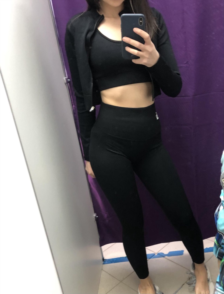 Ношу s ,по отзывам взяла М и не прогадала ;) скрывает неровности на теле , комфортный материал , очень приятный к телу :) довольна !