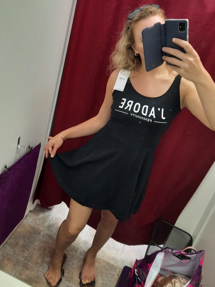 Хорошее, плотное платье. М-в размер, мои параметры 90-72-97, рост 167см.