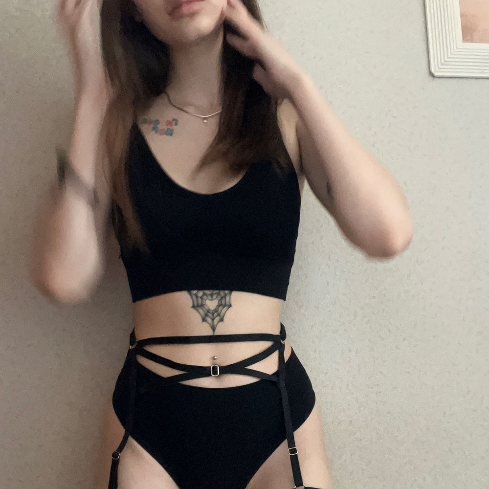 Сидит отлично, все размеры регулируются, на талии даже не пришлось регулировать. Есть один минус, на ляжках либо пережимает и выглядит как колбаса, либо слетают, среднего не дано