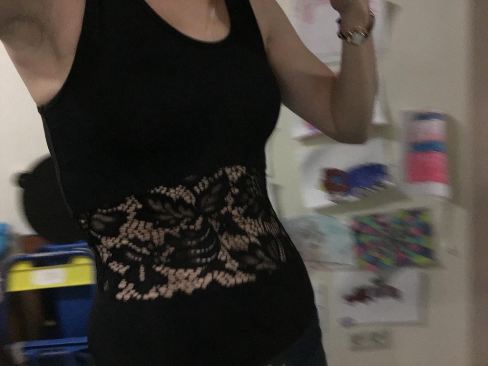 Очень хорошего качества. Сел идеально по фигуре. Мой рост 158,48 кг. Купила за 1280