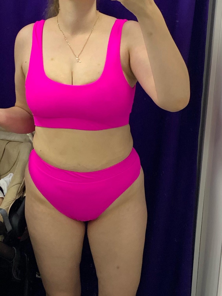 Купальник супер, даже на полненьких. Крутой цвет, хорошее качество ткани и пошива. 