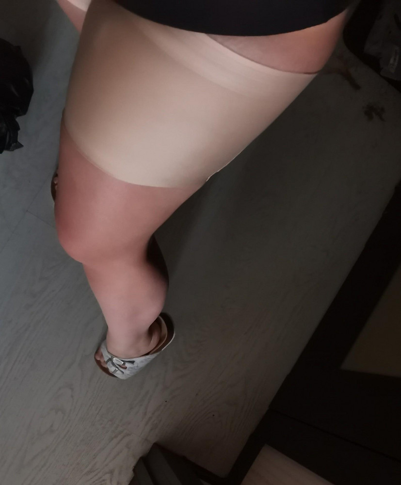 Моё спасение. Увидела их у сестры, заказала себе такие же. Ничего не скатывается, легко надеваются, если просунуть руки с внутренней стороны и надевать как чулки. Прошли краш-тест в виде +28 градусов и целого дня в юбке. Боялась, что будут раздражения. Плюс, большая часть платьев до середины бедра) Нижнюю часть приподняла и всё, ничего не видно. Бедра целы, ничего не натерлось!! Ощущение очень приятное, у меня даже в колготках бедра натираются. Определенно рекомендую