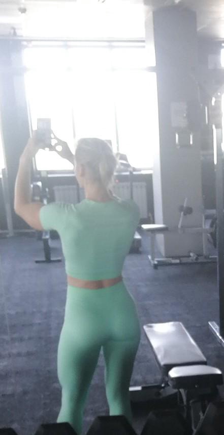 Костю класс, но свой 44 взяла л, сел комфортно, но я треню жёстко и когда приседаб со штангой, вме боюсь что треснет 😂