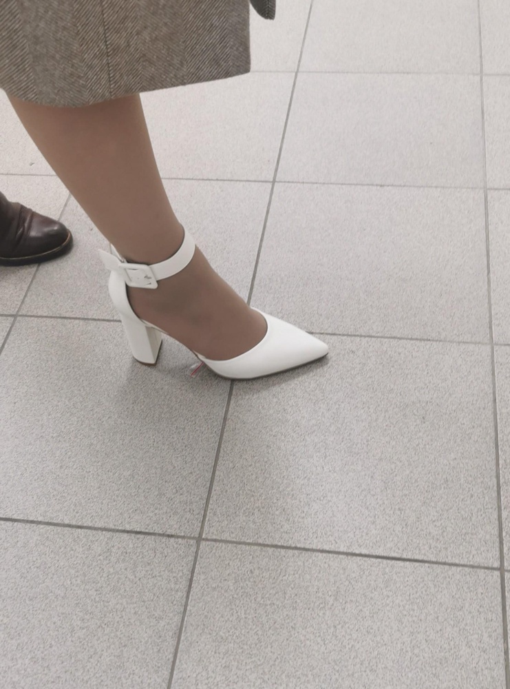 Симпатичные босоножки, смотрятся не плохо, размеру соответствуют, показались удобными и комфортными. Цвет белый. Пришли запакованные, никто не мерил. Кожа конечно не натуральная, запах небольшой есть, но не критично. Выбор сделала в пользу других.