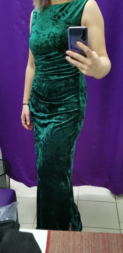 Фасон платья красивый, но ткань хотелось бы плотнее и качественнее, а так смотрится очень дёшево, максимум на 1500р