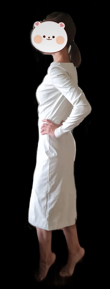 Платье, конечно, очень и очень крутое, но мне пришло с браком-выточки на груди на разной высоте(( понесла его в ателье, швеи отругали. Скорее всего переделка будет стоить столько же, сколько само платье (покупала за 2000р). Перешивать придется не только выточки на груди, но и ворот. Он очень широкий, на груди и спине встаёт домиком (жаль на фото не видно). И убирать немного длину самого платья, на рост 155см оно ниже колена, что и так укорачивает и без того маленький рост.
само платье без подкладки. Не дышит, поэтому летом его не наденешь. Рукава на длину рук 60 см немного с запасом. Узкие, на тонкую ручку. На 81/67/85 село четко по фигуре, запас +-2 см только в бёдрах.
И хотя я всё равно взяла это платье, потому что оно красивое, но своих денег с такими косяками оно не стоит.