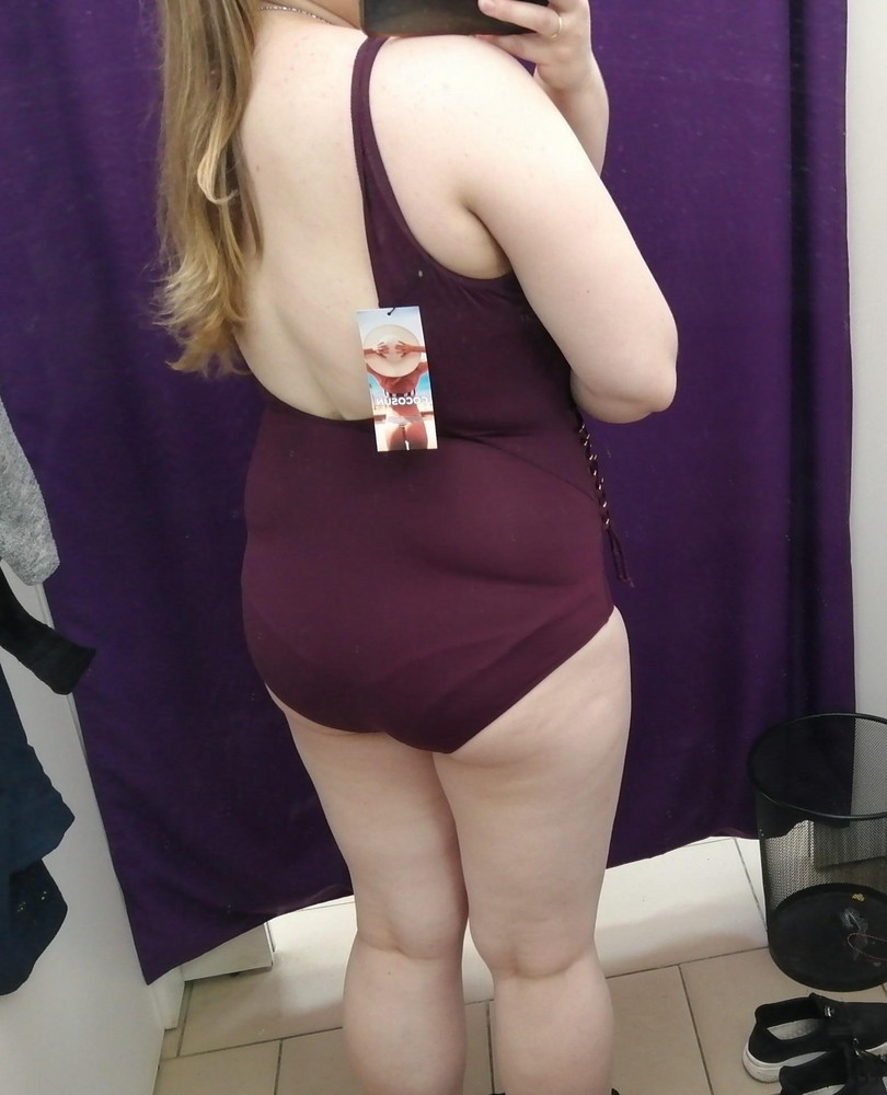 Из 5 купальников при примерке выбрала именно этот. Очень комфортно сидит (в том числе по длине), неплохо смотрится на крупной фигуре, не утягивает, но маскирует животик и визуально создаёт намёк на талию.
Пошит качественно, с подкладом, однако декольте очень глубокое (1-е фото), и, так как нет поддержки груди, было некомфортно, но я совсем немного прихватила ниточкой повыше (4-е фото) и стало супер.
Провёл со мной весь отпуск, не выгорел, не растянулся, не порвался.
Я на фото: рост 163, размер 50-52, размер груди C-D. 
Единственный минус, что лиф с изнанки не так аккуратно пошит, как у другого производителя (верхний слой ткани просто натягивается на груди), но это не доставляло никаких неудобств.