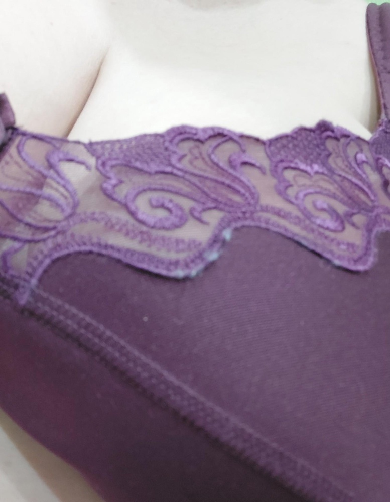 ОГ 123, грудь очень тяжёлая. 
Когда мерила, уложила грудь и все прилично, когда прошла немного, то вид не очень под кофтой.
Показала на фото пальцем в каких места выпирают части, словно передавливают, некрасиво.
2 фото грудь уложила,  сваливается в кучу быстро.
Учитывая, что на мою грудь приличного подобрать сложно, выкупила.
Своих денег 1400 не стоит.
Скатывается с ткани кофты в районе перехода от ткани к рюшкам. С другим бельем таких проблем не было со скатыванием.