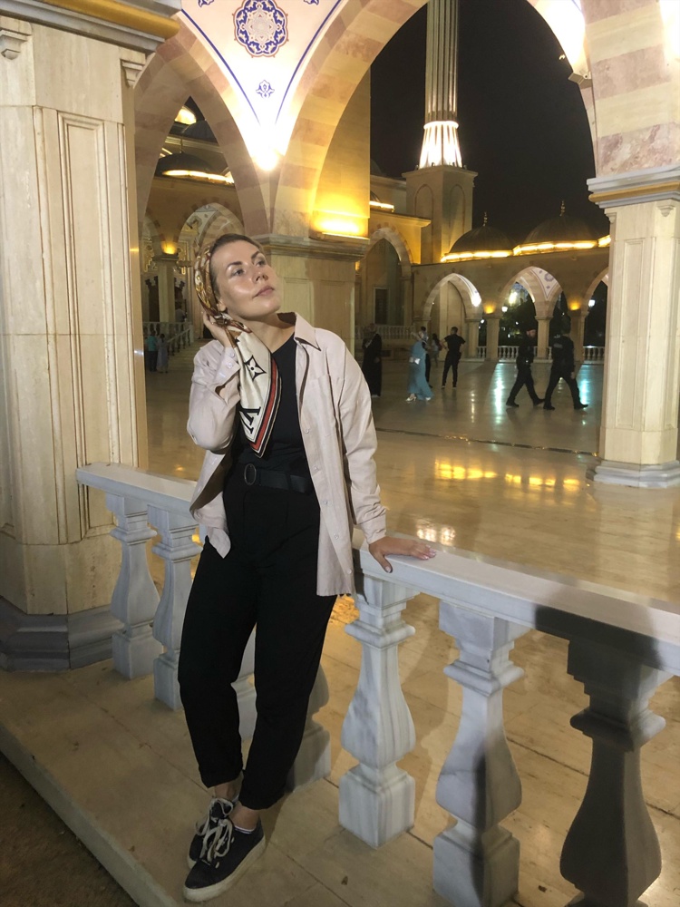 Удобная, тепло-бежевая, оверсайз. Такую и хотела. Плетеная фактура материала нравится и смотрится дорого. Рубашка и мнется и гладится хорошо. 