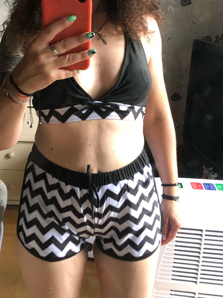 Хороший купальник, брала s, грудь 1,5, от 70, об 94. Лиф можно бы на размер меньше😁 а шорты на размер больше) после родов фигура еще не очень, резинка туговата, и если шорты спустить ниже нависают бока( 