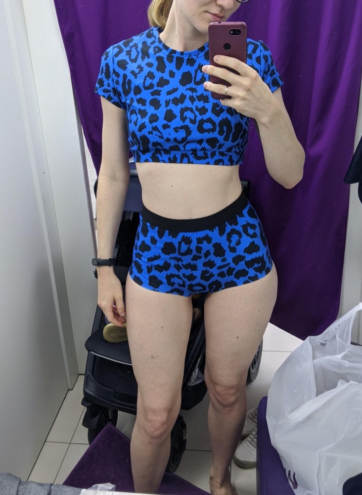 Плавки огонь! Никогда такие не носила, решила попробовать. Можно настраивать: более закрытая попа или открытая.
Идеально сели! У меня широкие бедра, узкая талия. Размер М на об 102, от 72 - супер! Правду писали, что как вторая кожа!